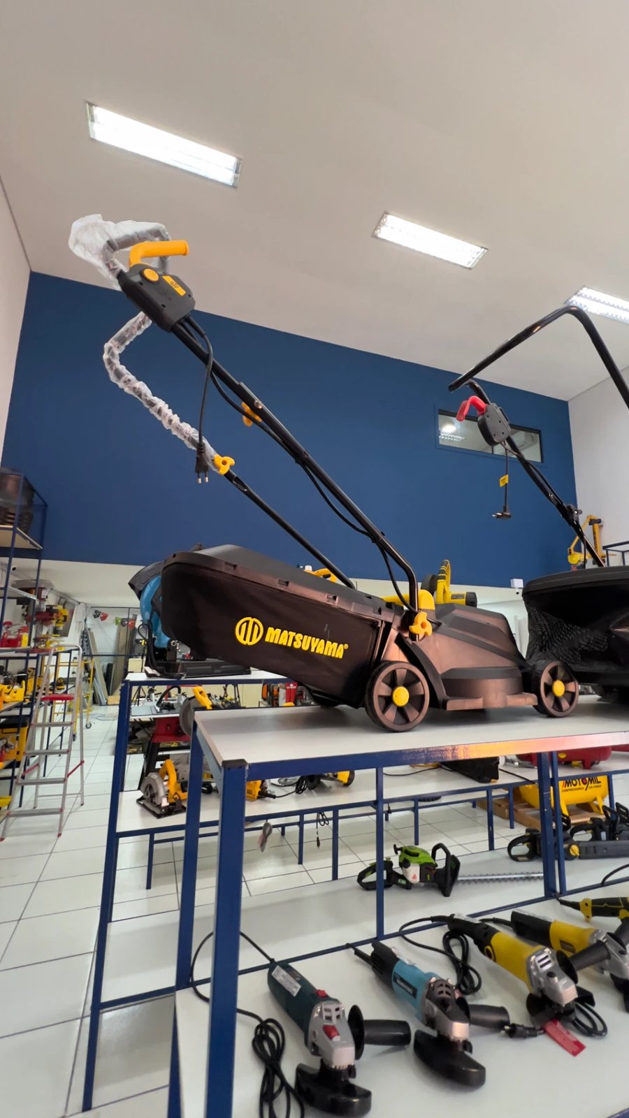 Cortador de grama e ferramentas elétricas em exposição